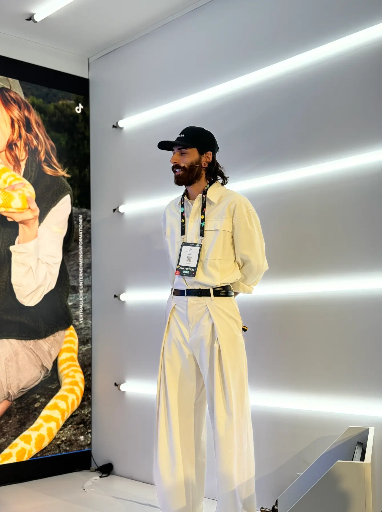 Der Host auf der Bühne der OMR 2025 für TikTok for Business
